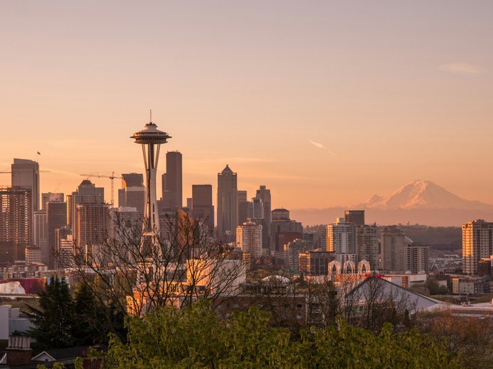 Kerry Park in Seattle at Sunset with a perfectly clear view of the city and Mount Rainier in the background